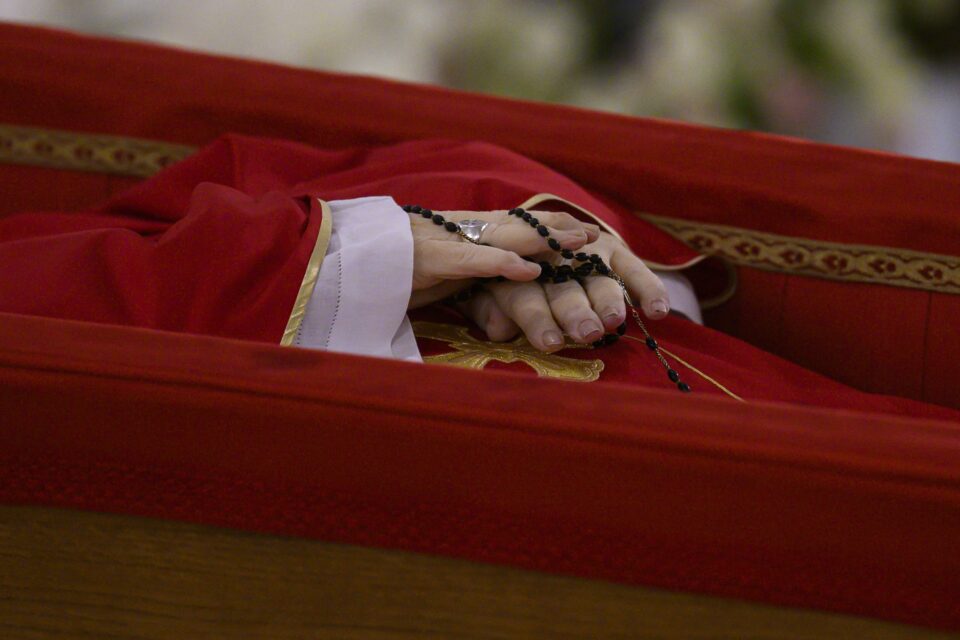El Vaticano publicó las primeras imágenes del Papa Francisco en su féretro