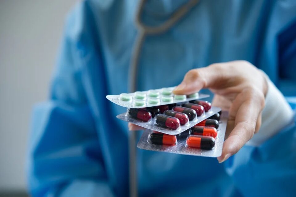 El riesgo de automedicarse y usar mal los antibióticos