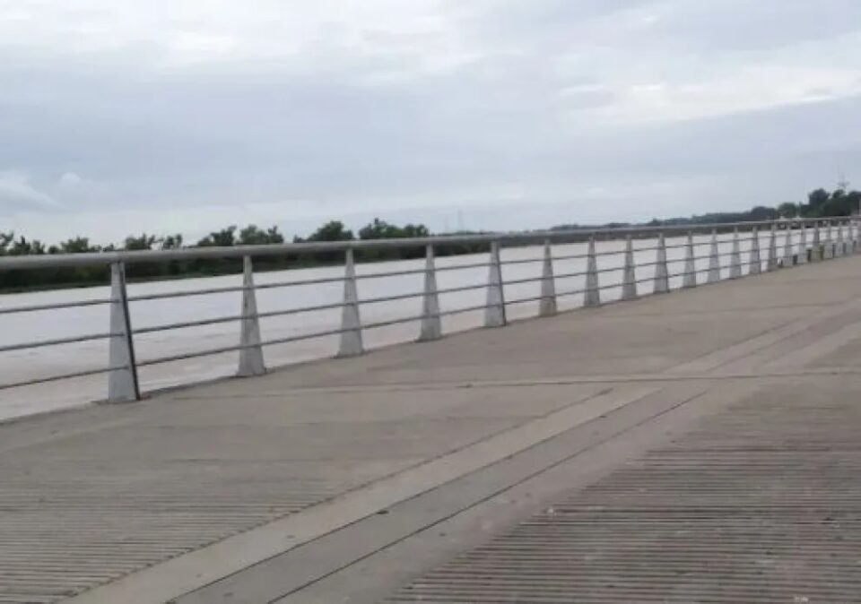 Rescataron a una adolescente que cayó al río en la costanera de Paraná