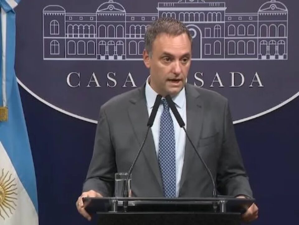 Amplían denuncia contra Adorni por presuntas contrataciones irregulares en medios públicos