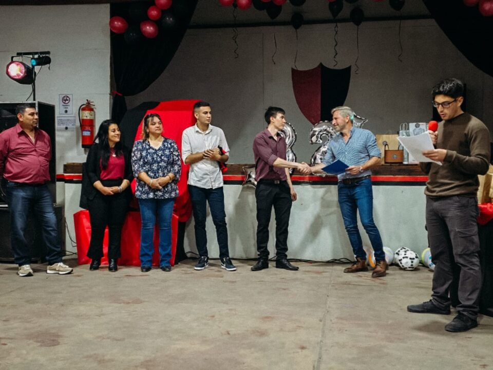 El gobernador acompañó las celebraciones por un nuevo aniversario de Club Isleños Independientes