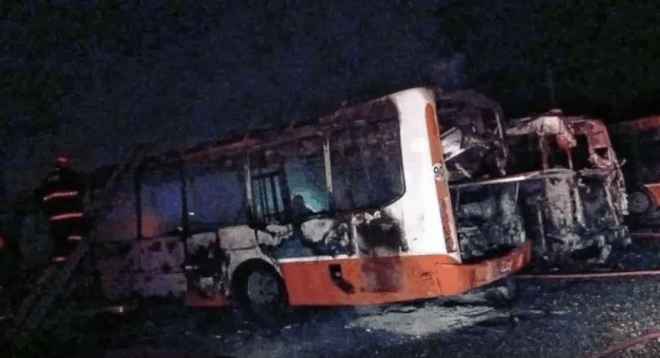 Un importante incendio destruyó dos colectivos en Paraná