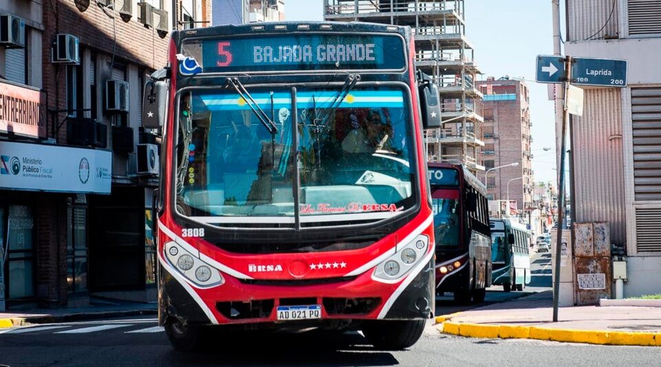 Se restableció el servicio de colectivos en Paraná, pero persiste el conflicto