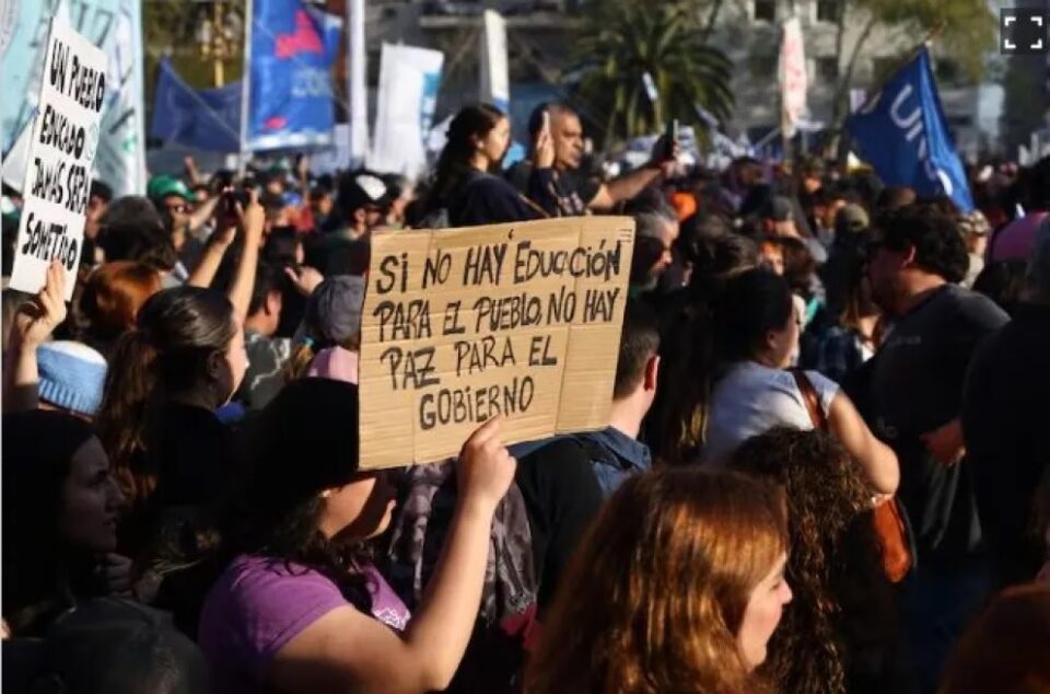 El Gobierno promulgó las leyes de financiamiento universitario y de emergencia pediátrica, pero atrasó su aplicación