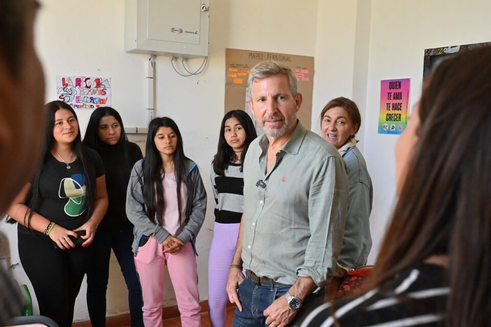 Frigerio recorrió la obra de refacción en la escuela rural N° 29 del departamento Gualeguay