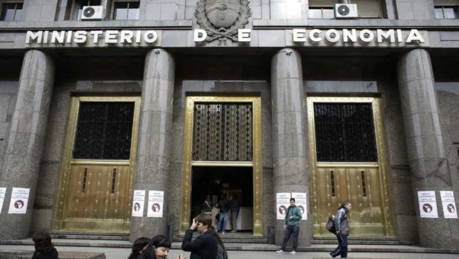 El gobierno planifica bajar las tasas para poner a circular más pesos en el mercado