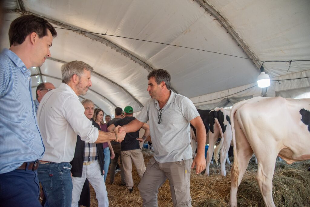 El gobernador participó de la Expo Provincial de la Leche y reafirmó el acompañamiento al sector productivo El gobernador participó de la Expo Provincial de la Leche y reafirmó el acompañamiento al sector productivo