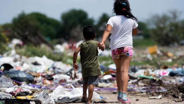 La pobreza infantil bajó al 42,3% en 2025 y es la menor en siete años